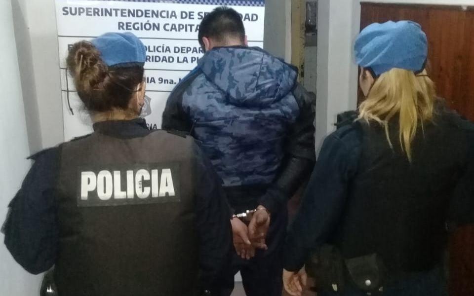 Debía estar en su casa, pero entró en una ajena, armado