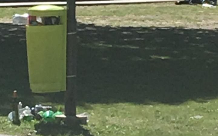 Quejas por la gran cantidad de residuos en plaza Malvinas