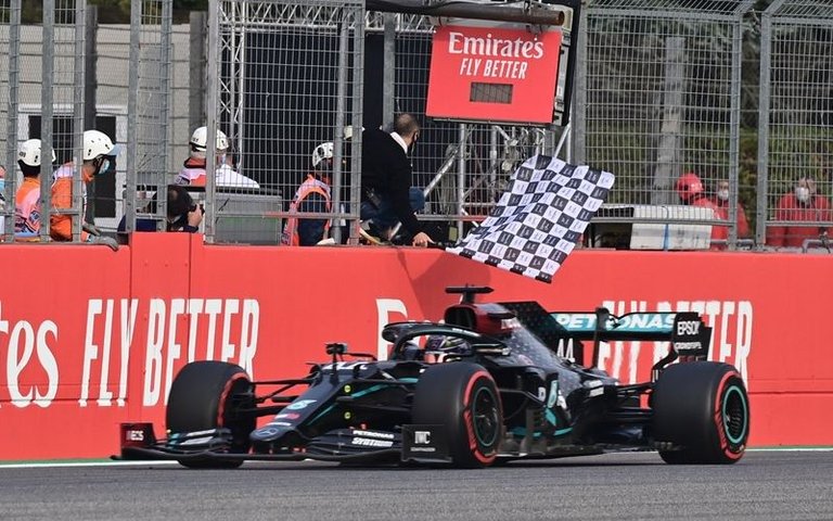 Mercedes asegura su séptimo título de constructores con la victoria de Hamilton en Imola