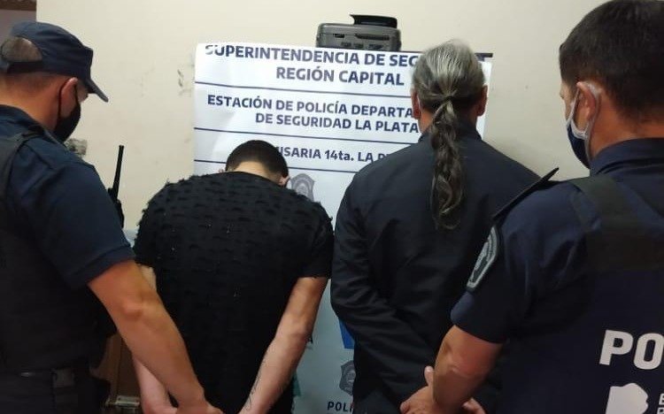 Paseaba en moto con un revólver en la cintura y fue detenido en Romero