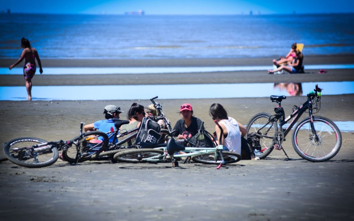 Una jornada a puro sol: centenares de personas en las playas de Punta Lara
