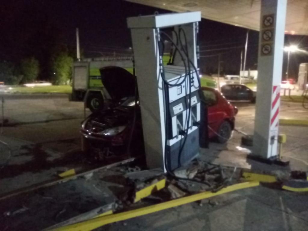 Se pasó de largo en la rotonda y chocó un surtidor