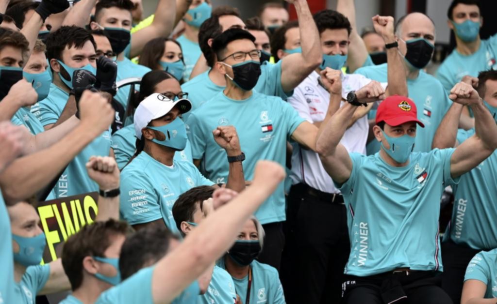 Hamilton festejó en la pista y Mercedes levantó otra corona