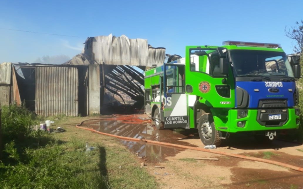 Voraz incendio en una fábrica de Lisandro Olmos