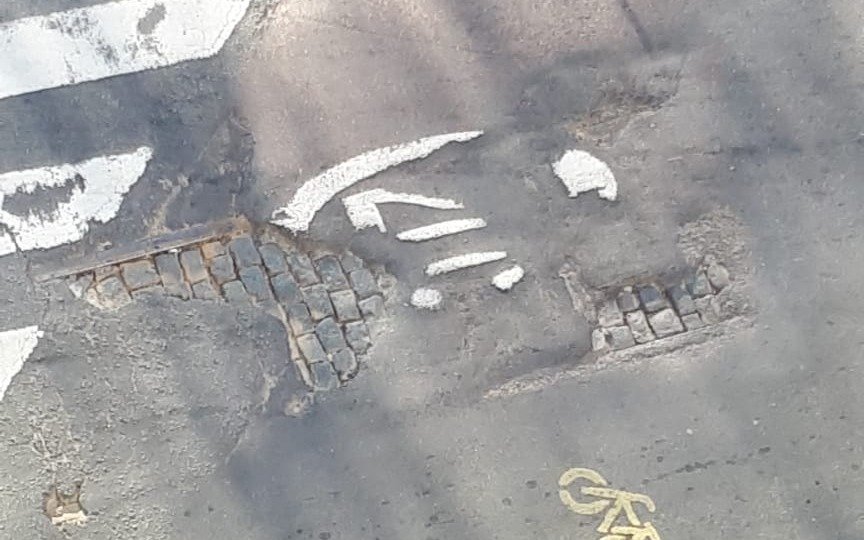 Grandes baches en 45 entre 1 y 2 traen problemas a automovilistas y viviendas