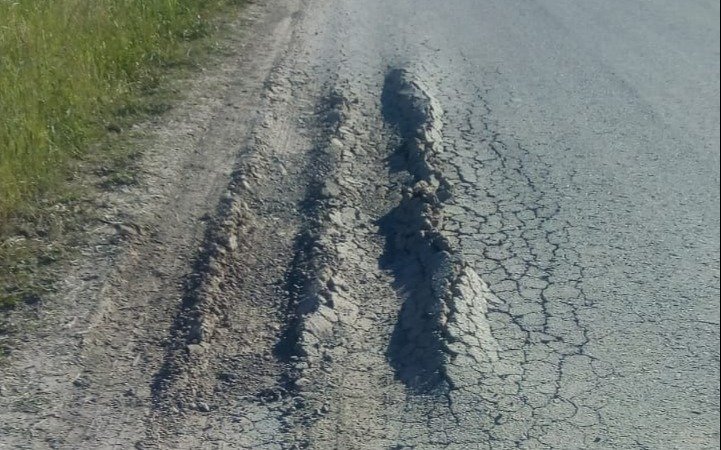 En 610 y 22 los camiones destrozaron el asfalto