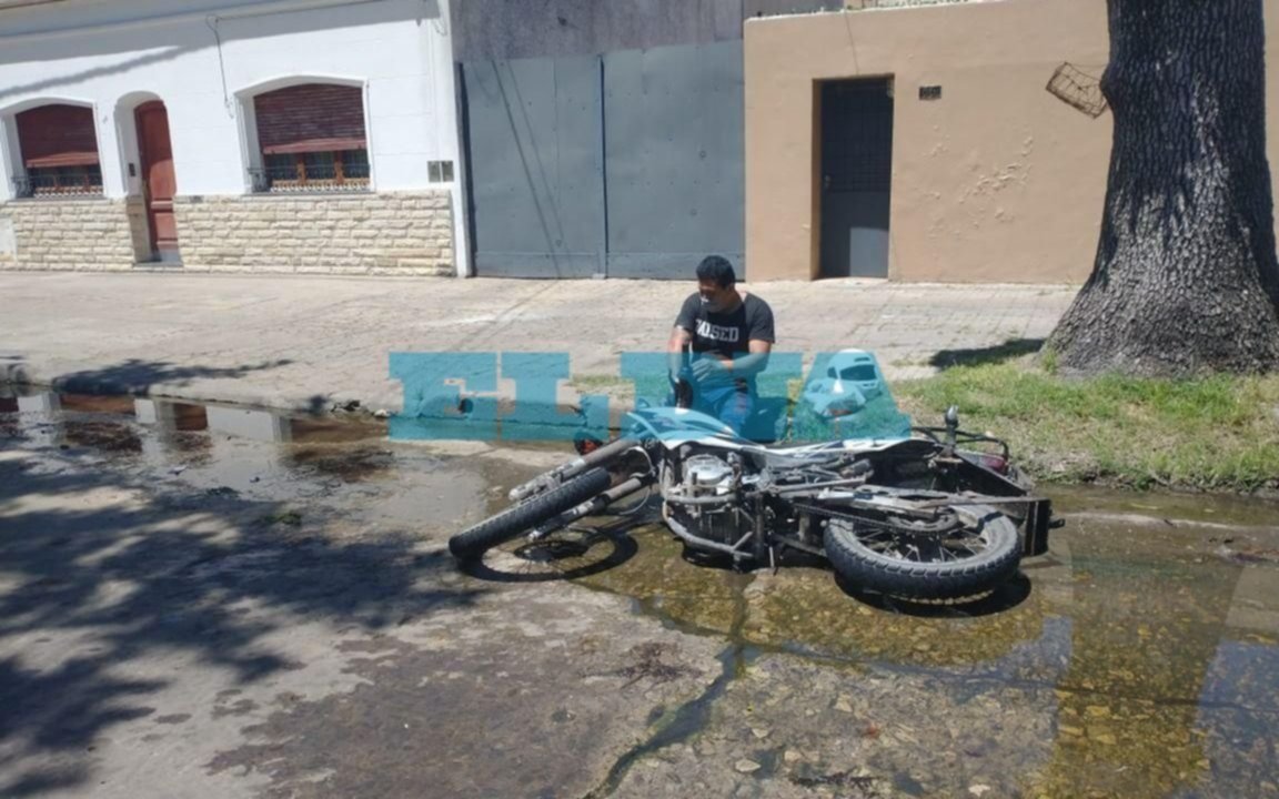 Barrio Hipódromo: Motociclista cayó al asfalto y aseguran que fue por una pérdida de agua