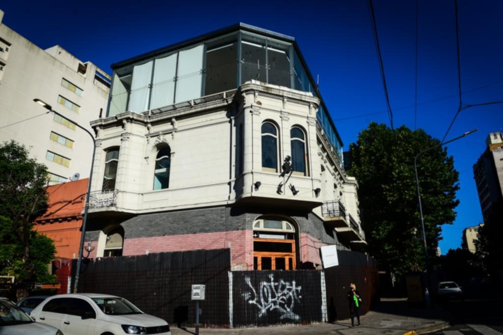 Denuncian que la Comuna autorizó cambiar el frente de edificio “intocable”