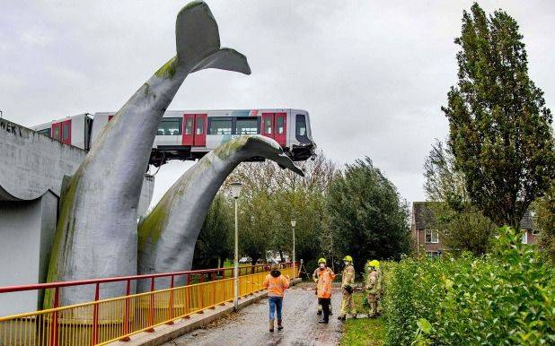 La escultura de una ballena gigante que atrapó a un tren al estrellarse en el aire