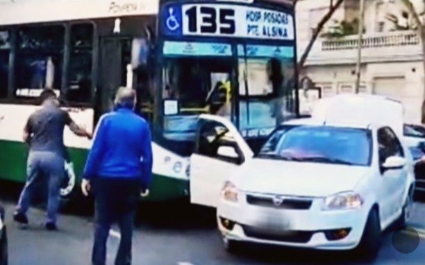 VIDEO: Lo detienen acusado de agredir con una llave francesa a un colectivero