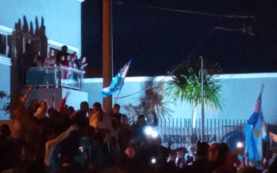 Pese a la prohibición, unas 300 personas de la Uocra se reunieron en la puerta de la casa del "Puli" Medina