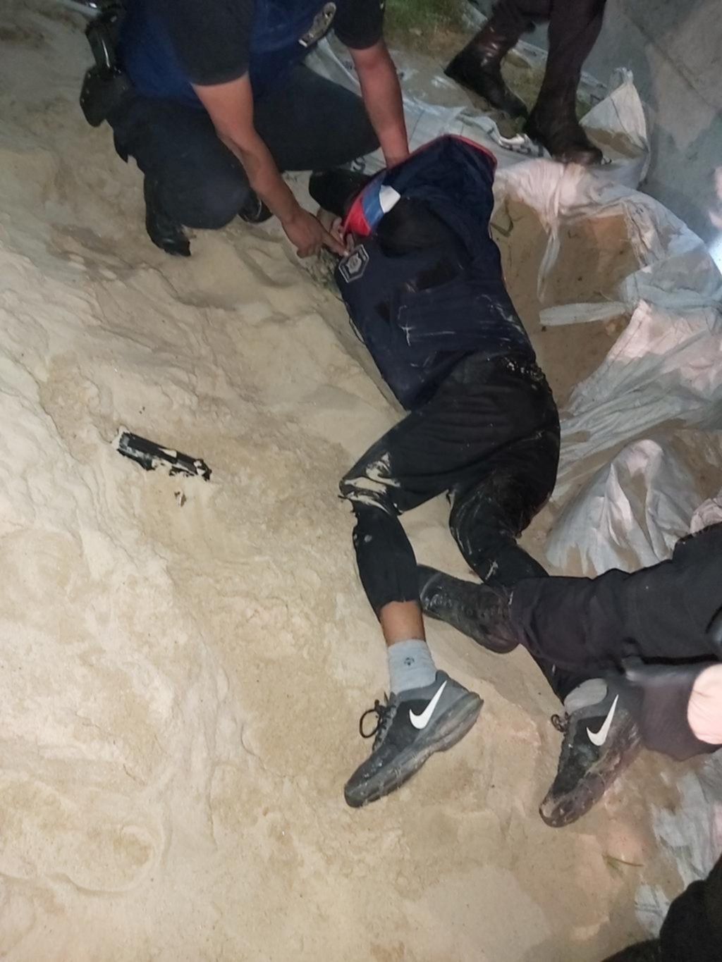 Buscan a los dos “polichorros” que en furioso enfrentamiento huyeron por el arroyo El Gato