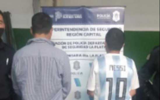 Por más que tenía la de Messi, no pudo gambetear a la policía
