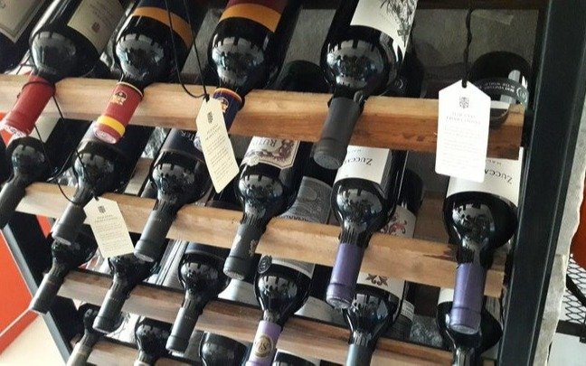 Costosas bebidas, un cuadro de Néstor y Cristina y un cajón de morrores tenían los usurpadores de Cariló