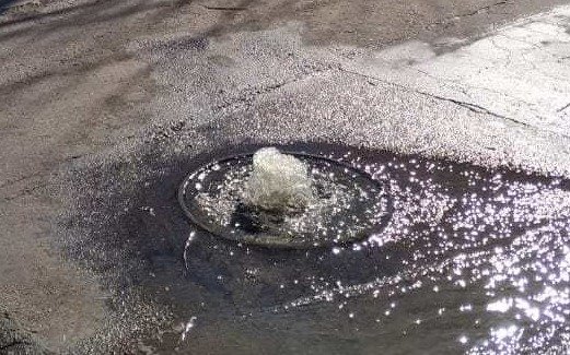Hartazgo vecinal en 3, entre 68 y 69 por desborde cloacales por caños obstruidos