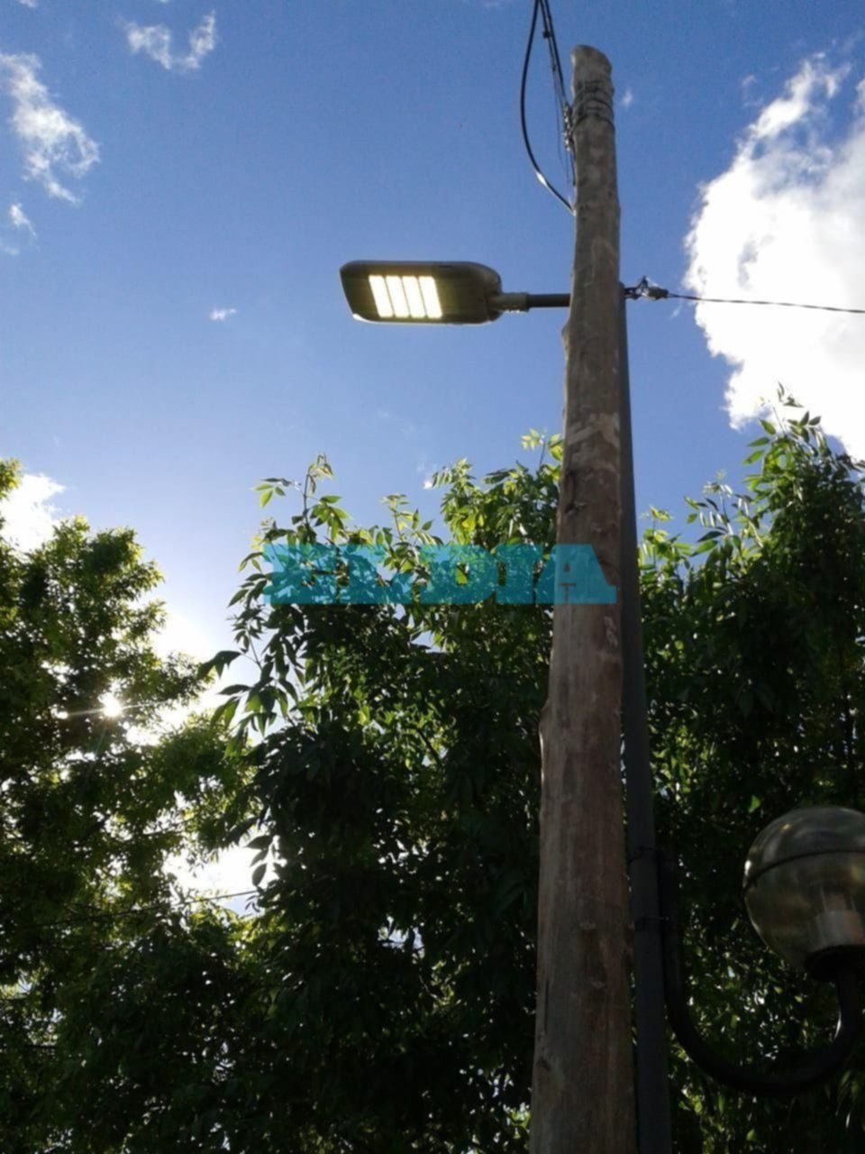Luminaria encendida a plena luz del día en 30, entre 60 y 61