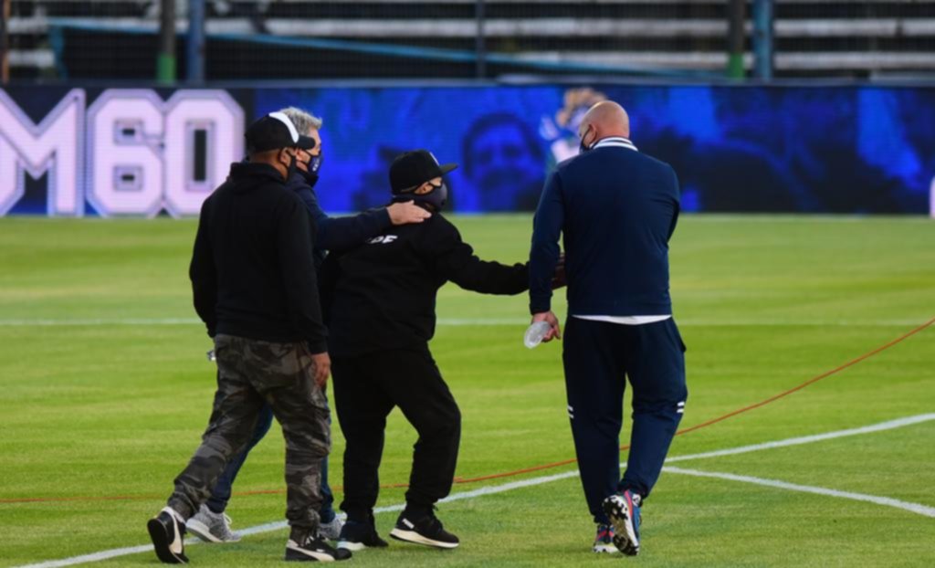 “Para ayudarlo a Maradona hay que ser antipático con él; y hay que bancársela”
