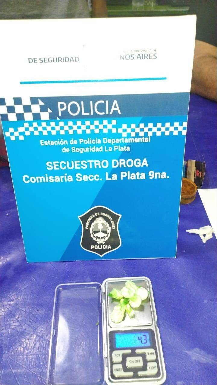 Zona Roja platense: dos detenidos tras un pasamanos y secuestro de cocaína y dinero