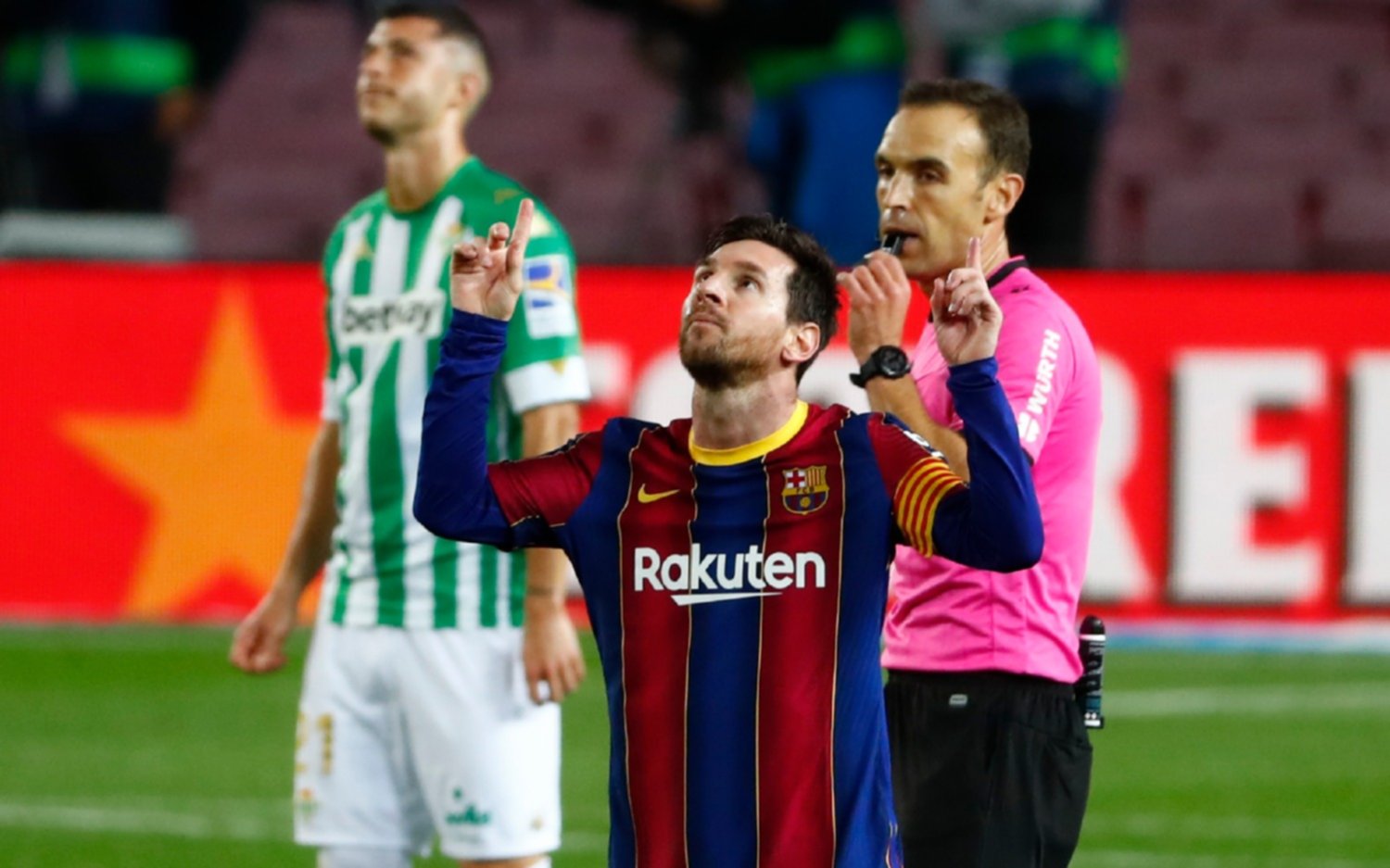 Con un doblete de Messi, que arrancó como suplente, Barcelona goleó al Betis