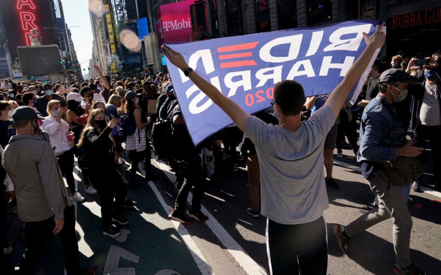 FOTOS.- Simpatizantes de Biden celebran en la calle y seguidores de Trump rechazan la derrota