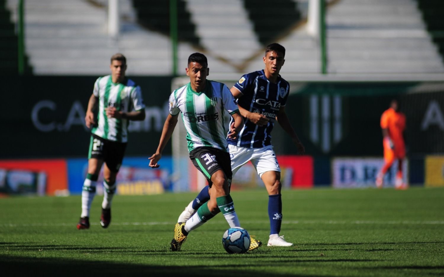 Banfield venció a Godoy Cruz y lidera su grupo