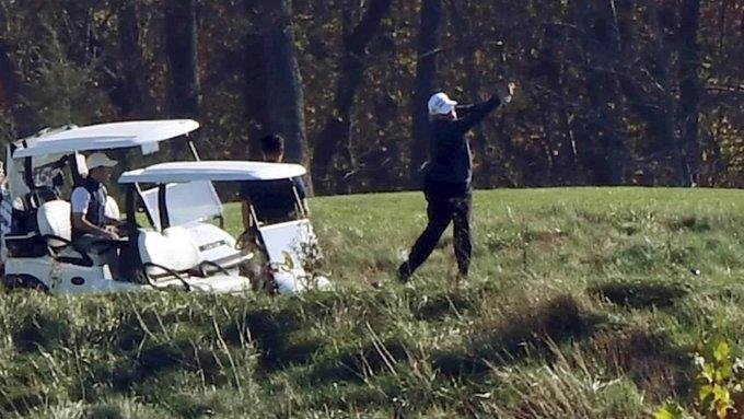 La imagen lo dice todo: Donald se fue a jugar al golf