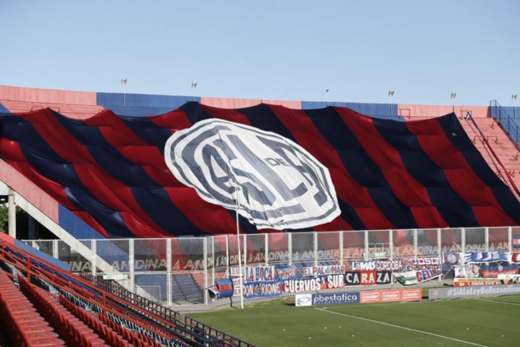 Un telón gigante le dio color a la tribuna local