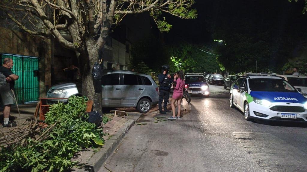 Ponía alambre en el frente de su casa de Meridiano V y dos motochorros le pegaron un tiro