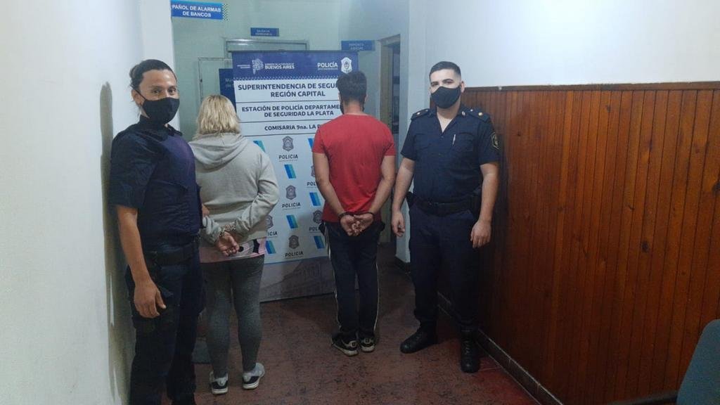 Vendedora y comprador cayeron por “pasamanos” en la Zona Roja