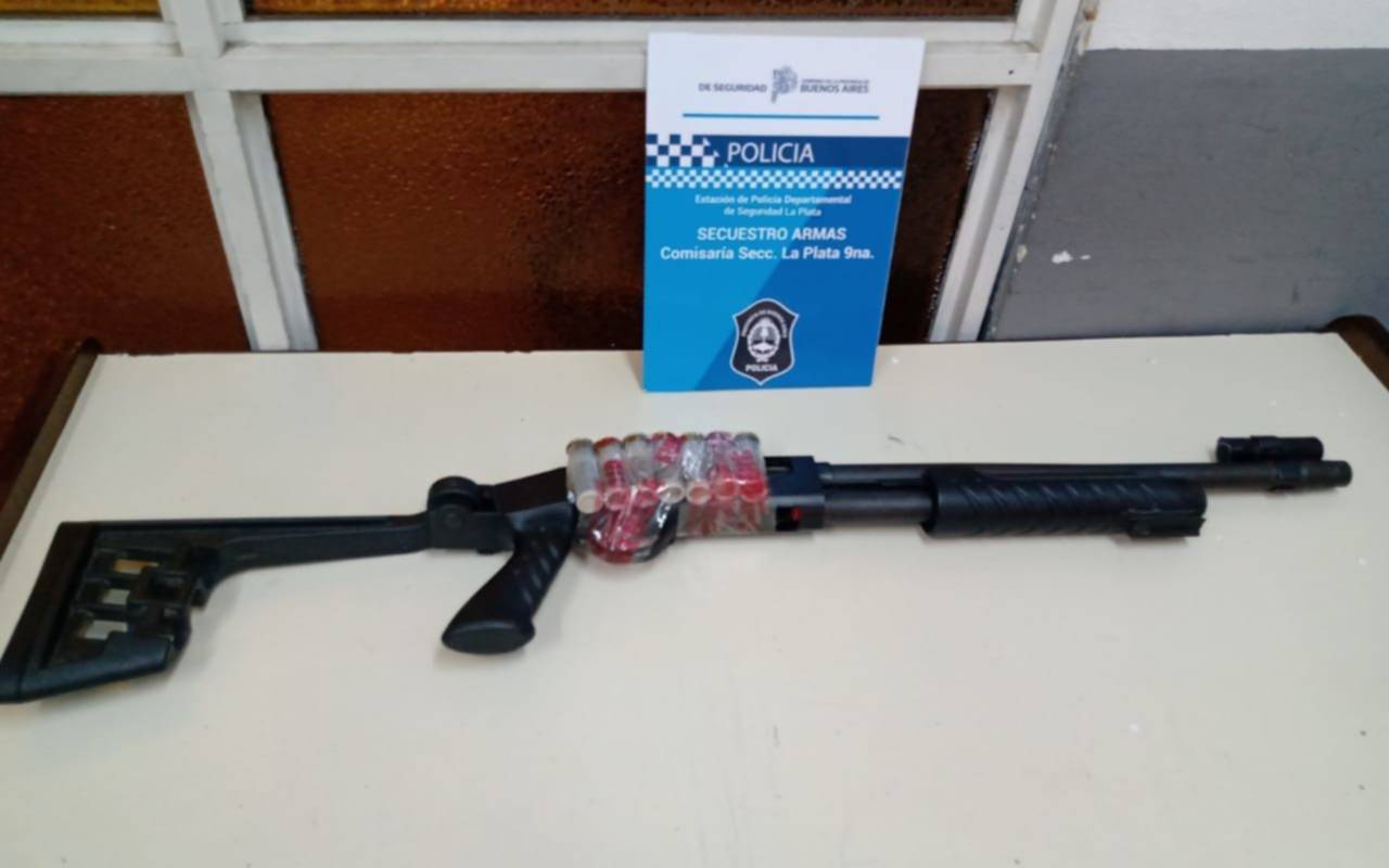 Detienen a un funcionario judicial y un policía que circulaban en una camioneta robada en el Bosque