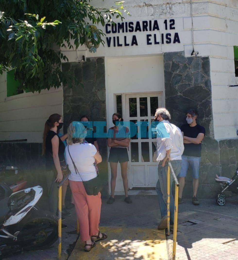 Hartos de la inseguridad, los vecinos de una cuadra de Villa Elisa fueron en grupo a denunciar un robo