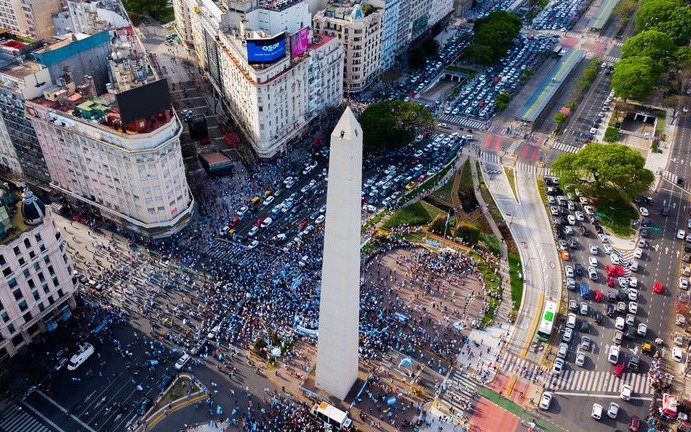 El Obelisco fue otra vez el epicentro de las protestas contra el oficialismo: un grupo marchó hasta la Casa Rosada