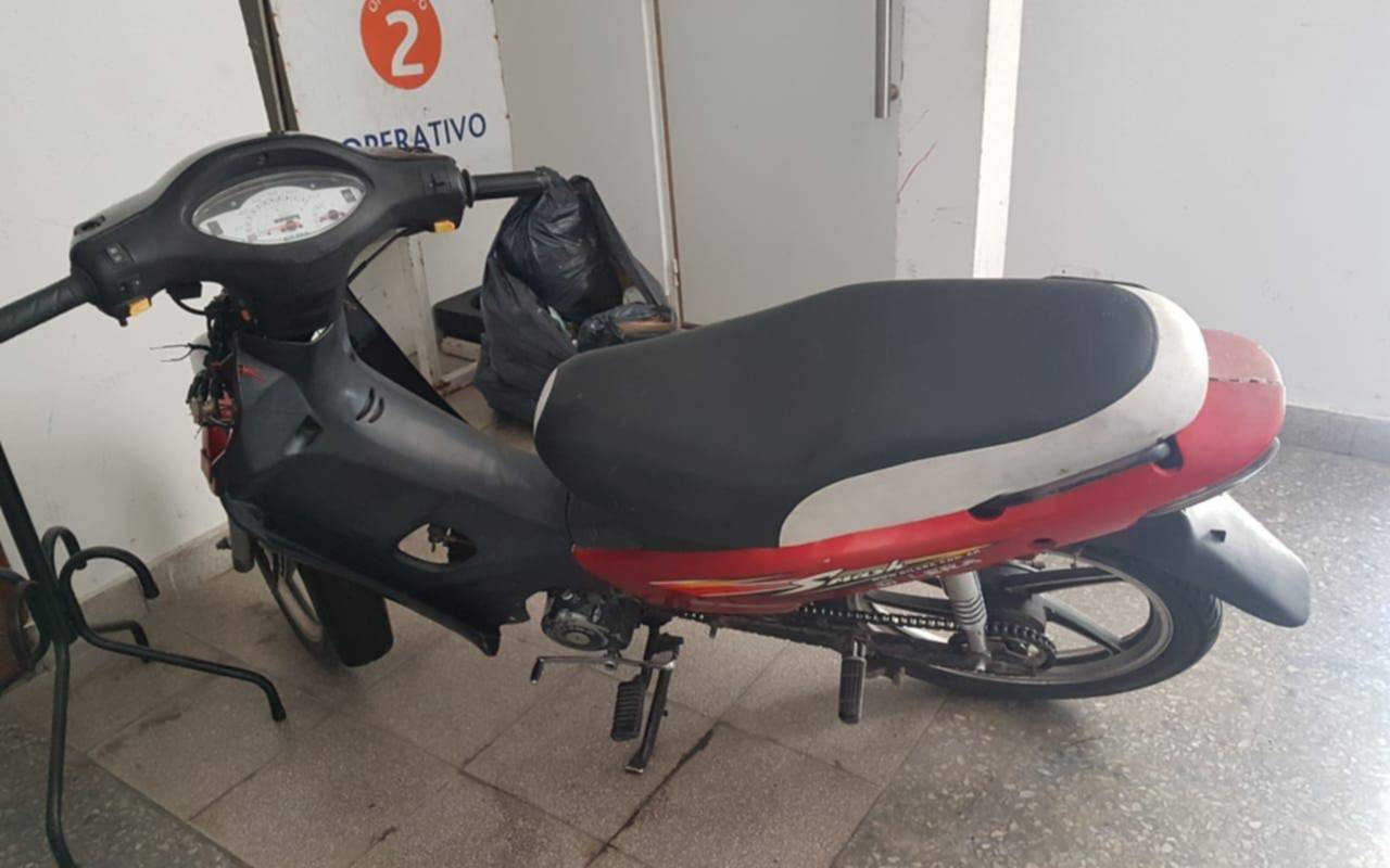 Quiso venderle por internet una moto robada a la víctima y terminó detenido