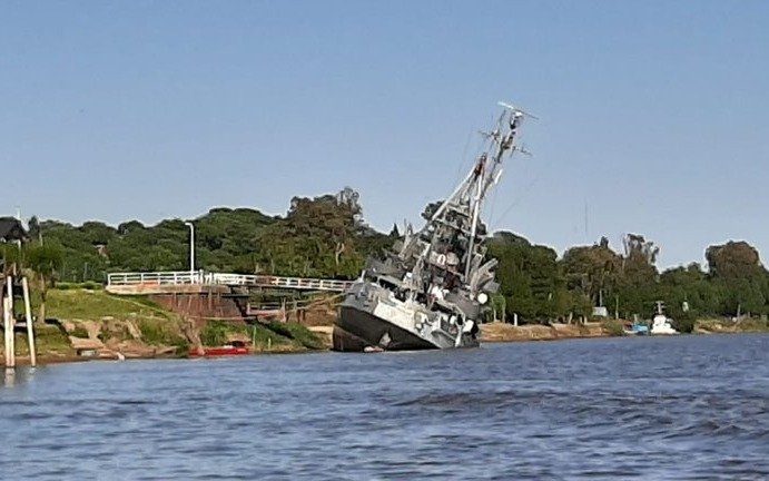 El remolcador Irigoyen se hunde: la Armada y vecinos de San Pedro intentan salvarlo