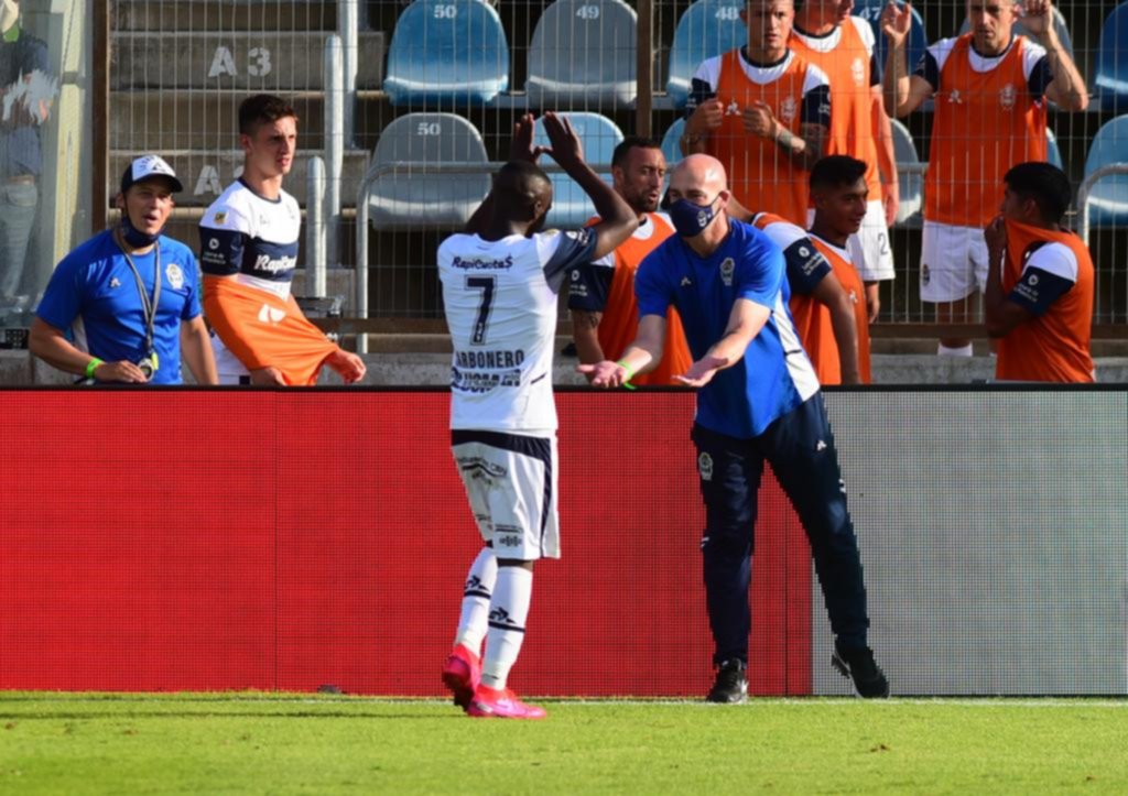 Sebastián Méndez: “El vestuario quedó dolido porque el partido se nos fue”