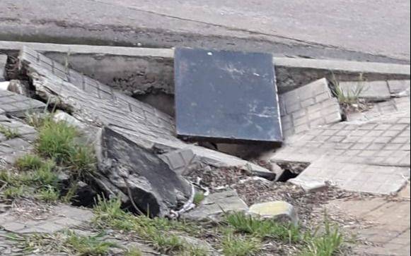 Vereda peligrosa: vecinos reclaman por un pozo en la esquina de 57 y 28