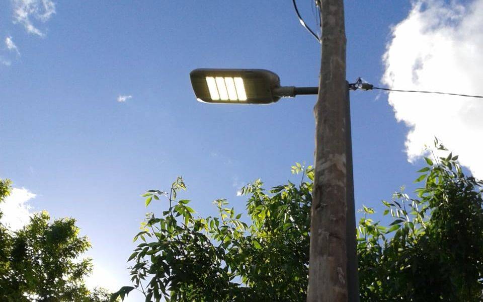 Reclamo por una luminaria encendida las 24 horas desde abril en 30 y 60