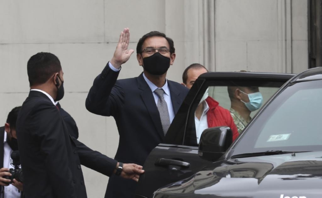 En Perú, el Congreso acusó al presidente Vizcarra de recibir sobornos y lo destituyó