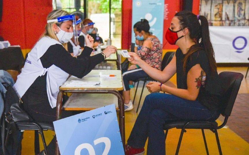 Entrega de las nuevas tarjetas AlimentAr