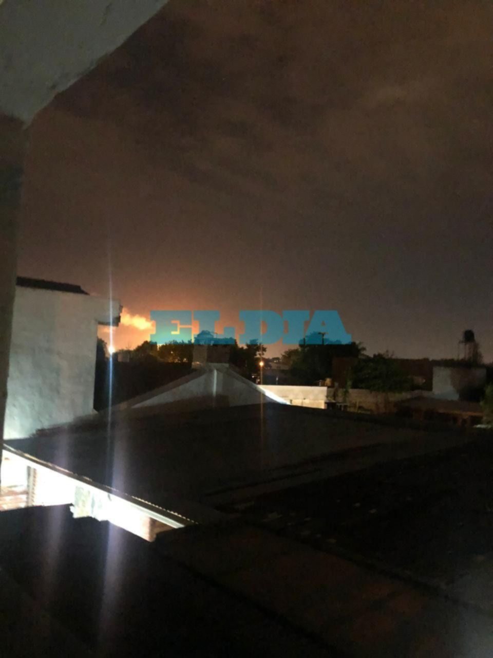 Preocupación en la Región: la antorcha de YPF tiñó de rojo el cielo y se escucharon ruidos