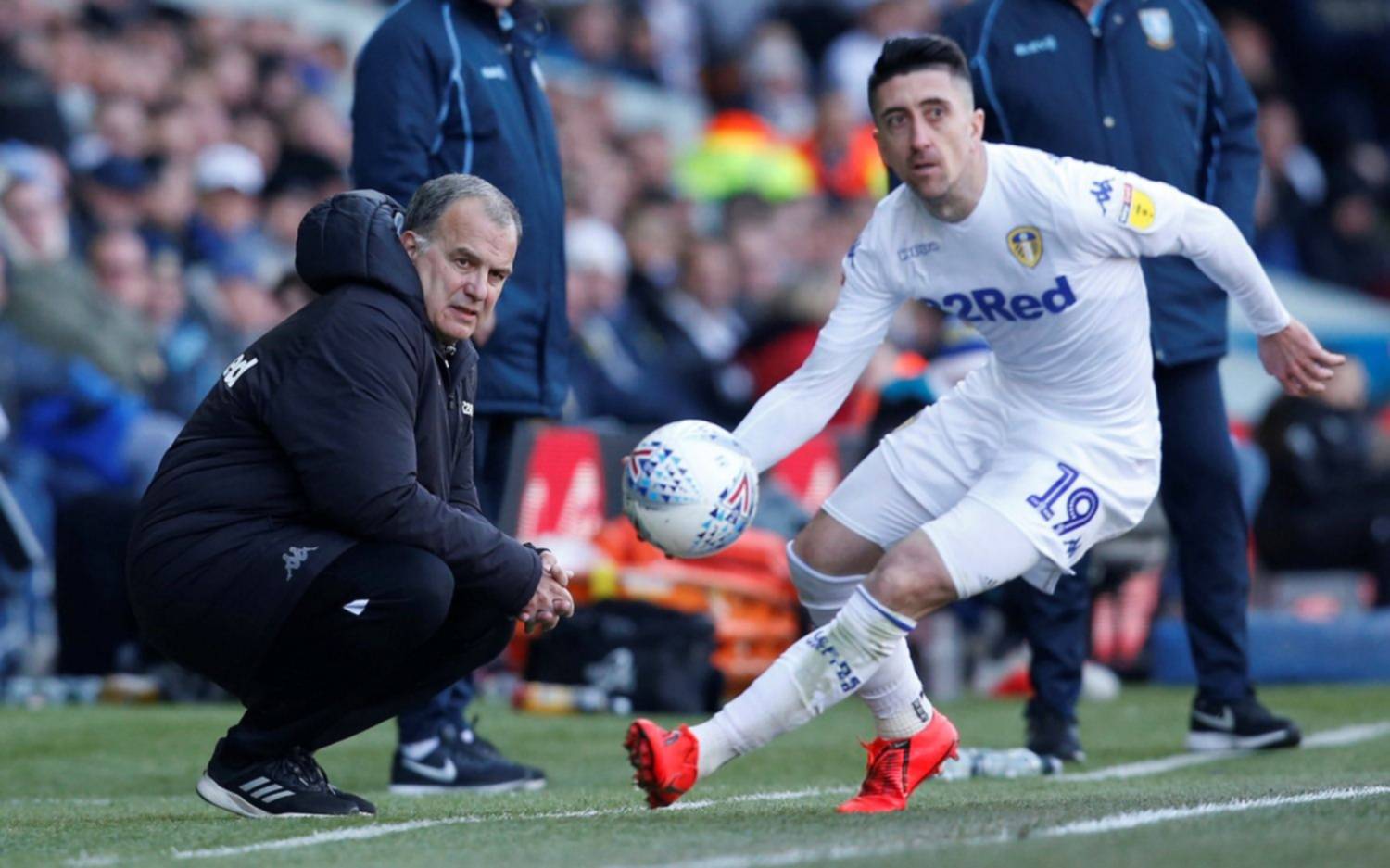 A Bielsa no le gustó que un jugador suyo pateara una botella y lo castigó