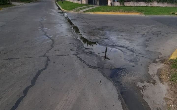Una enorme pérdida de agua a metros de la delegación de Gonnet