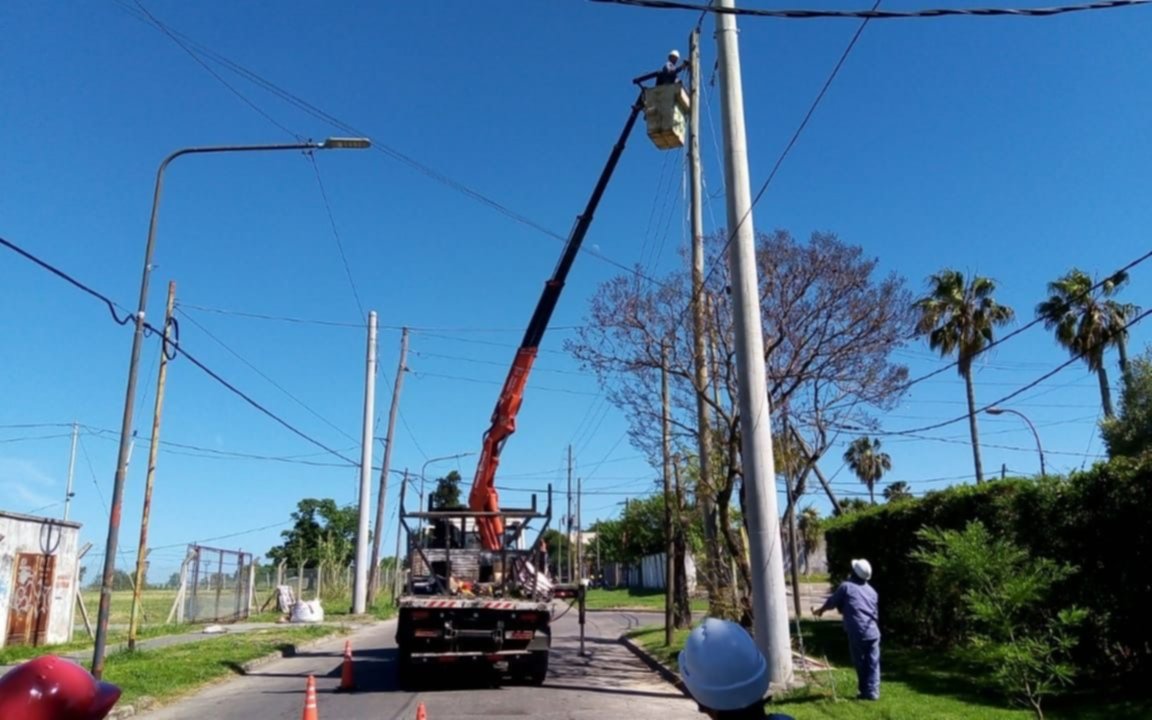 Nuevas columnas de hormigón para los tendidos eléctricos troncales de La Plata