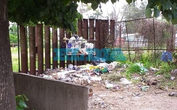 Por "basura y delincuencia", en 43 y 121 piden que limpien y cierren la "puerta del infierno"