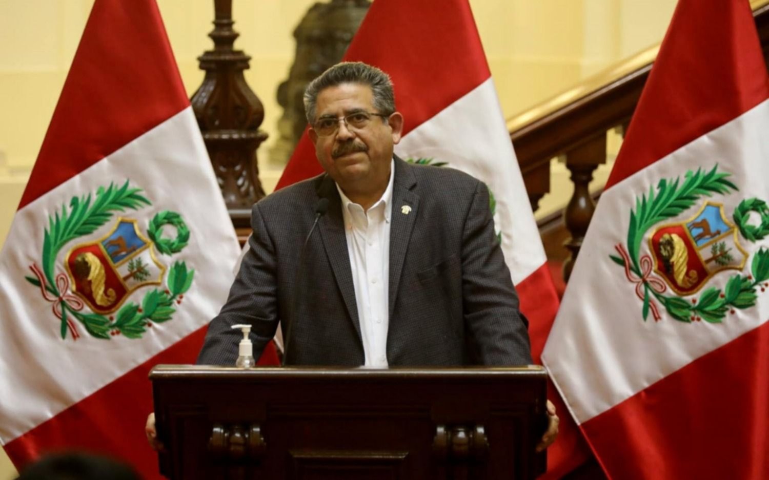 Merino asumió el gobierno de Perú en medio de protestas e incidentes