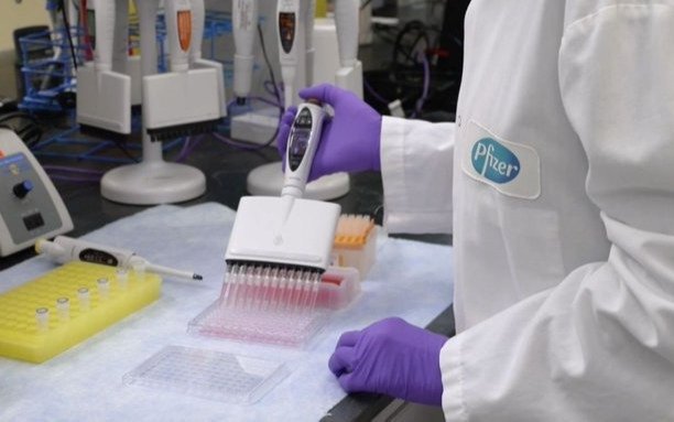 La UE se prepara para comprarle a Pfizer 300 millones de dosis de su potencial vacuna