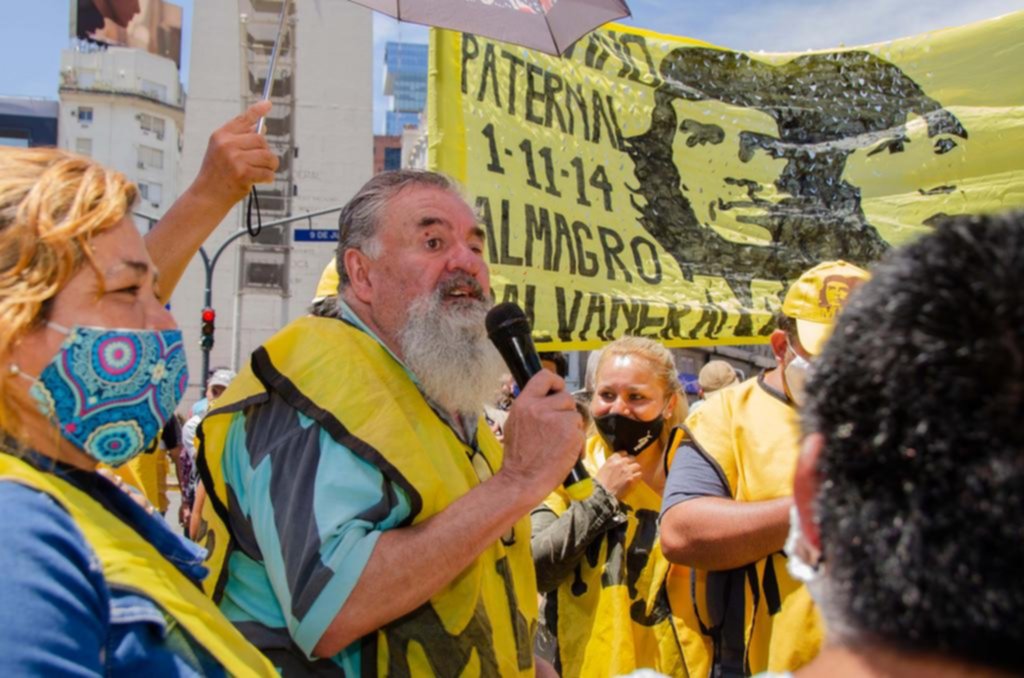 Raúl Castells volvió con sus protestas y cortó el tránsito en pleno centro porteño