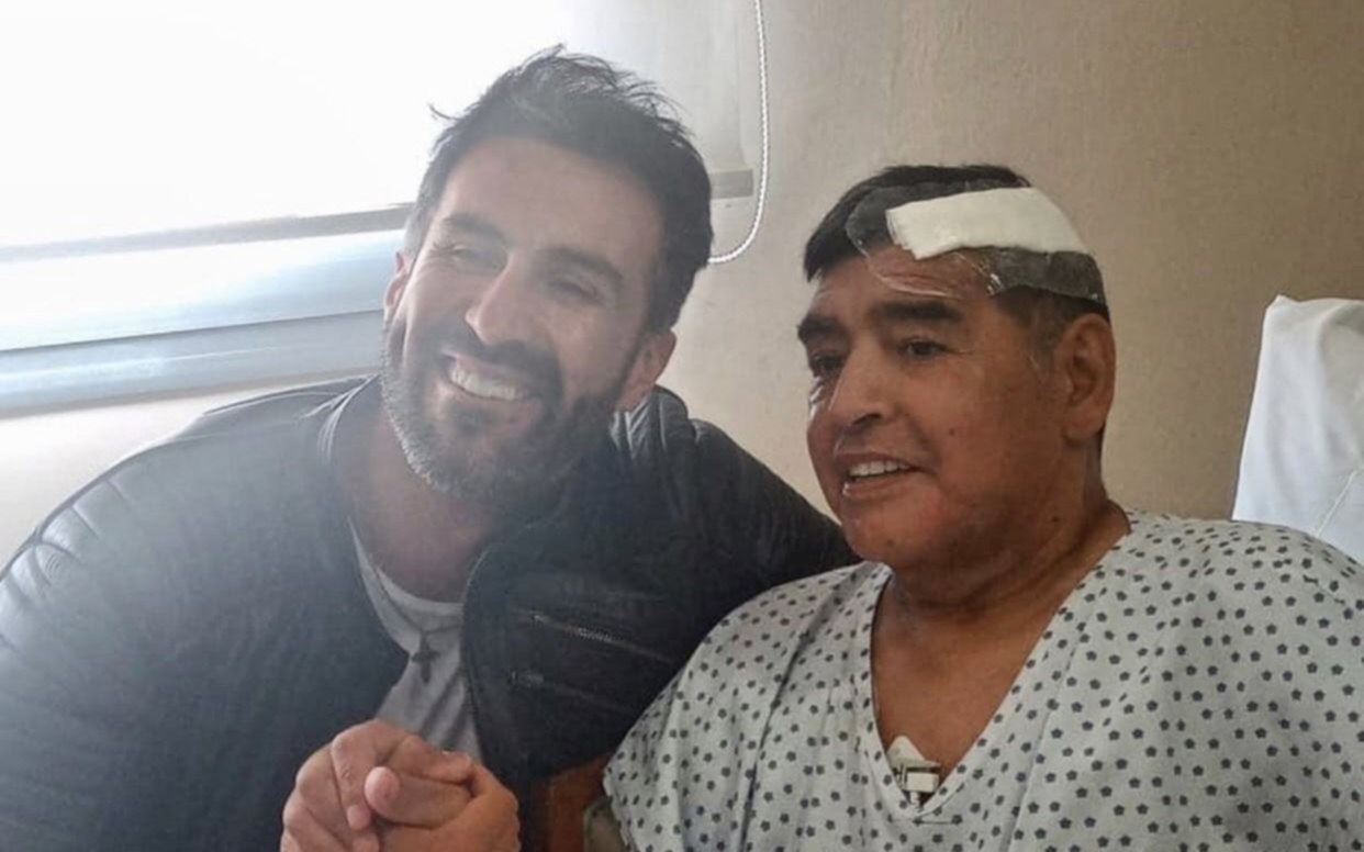 La primera foto de Maradona , que esta tarde dejó la clínica y se instala en Tigre