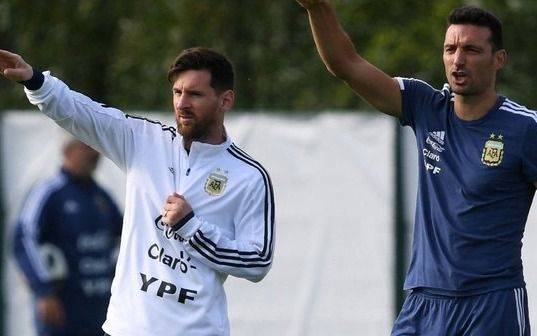 "Messi está para jugar los dos partidos", confirmó Scaloni en la previa a Paraguay