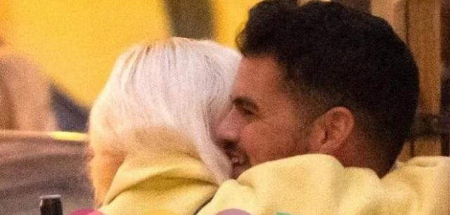 Lali, a los besos con el director de “Sky Rojo”